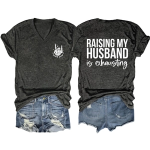 Vue détaillée du t-shirt gris col en V avec slogan 'RAISING MY HUSBAND' imprimé au dos