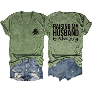 T-shirt femme col en V avec slogan humoristique Raising My Husband Is Exhausting