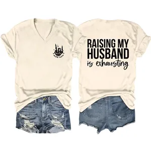 T-Shirt à Col en V pour Femmes avec Impression de Lettres Amusantes Raising My Husband Is Exhausting Main de Squelette Manches Courtes
