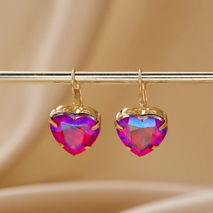 Boucles d'oreilles cœur doré avec pierres en cristal aurore sur tissu en soie