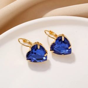 Élégantes boucles d'oreilles cœur dorées avec cristaux bleu foncé facettés et crochets français