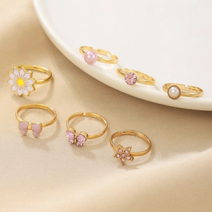 Set of 7 adjustable gold-plated rings with cute daisy flowers and butterfly charms
