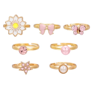 Detail of 7-piece gold adjustable ring set for girls with daisy and bow charms