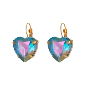 Boucles d'oreilles cœur en cristal aurora avec monture dorée sur fond blanc pur