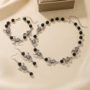 Vintage Silber Spinne Schmuckset mit Kette Armband und Ohrringen auf beigem Seidenstoff