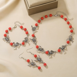Details des gotischen Spinne-Schmucksets mit roten Perlen, Halskette und Armband