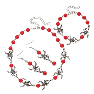 Detailansicht der Spinnen-Schmuckset aus Halskette, Armband und Ohrringen mit roten Perlen