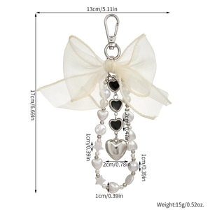 Vue détaillée du pendentif cœur en dentelle avec dimensions 13x17cm et poids 15g