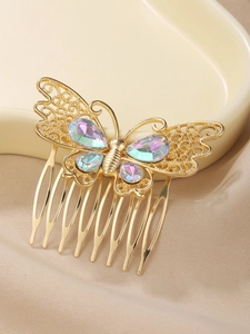 Vue détaillée d'un peigne à cheveux papillon doré avec des cristaux irisés