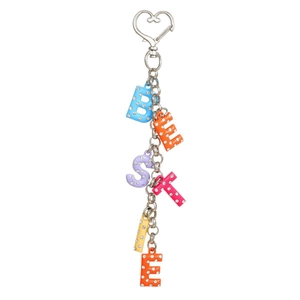 Porte-clés BESTIE coloré avec strass et boucle en forme de cœur argenté sur fond blanc