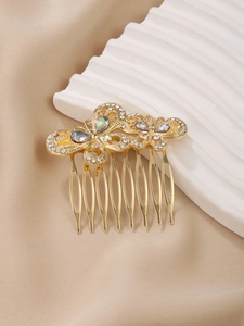 Vue détaillée du peigne à cheveux doré avec papillons en strass et gemmes irisées