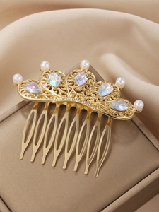 Détail du peigne à cheveux couronne dorée avec perles blanches et cristaux irisés