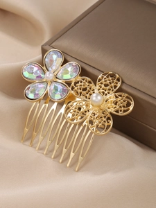 Vue détaillée de deux peignes à cheveux dorés avec des strass irisés et des perles