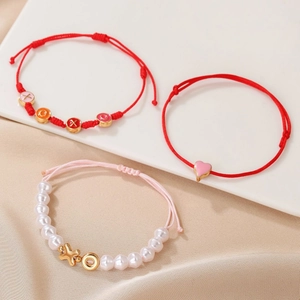 Dreiteiliges handgemachtes LOVE XOXO Herz-Armbandset mit Perlen und roten Webseilen