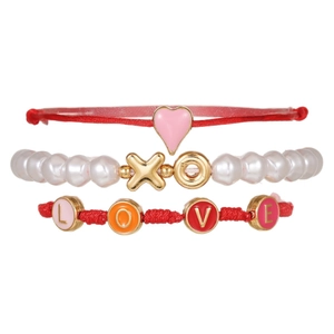 Dreiteiliges rot-weißes Herz-Armband-Set mit LOVE und XOXO Emaille-Perlen-Details
