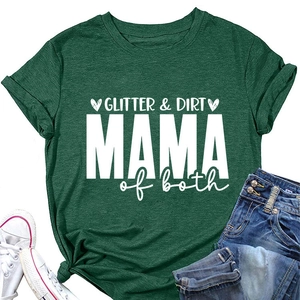 Détail de l'inscription Glitter Dirt Mama sur un t-shirt vert foncé avec nœud frontal élégant