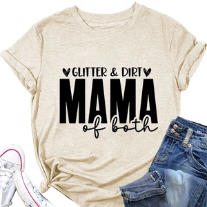 Mise à plat d'un t-shirt abricot avec imprimé Mama, short en jean et baskets blanches