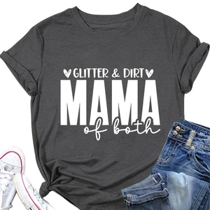 Mise à plat du t-shirt Mama of Both gris anthracite avec baskets et jean bleu