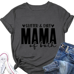 Détail du t-shirt gris imprimé Mama Of Both avec jean bleu et baskets blanches