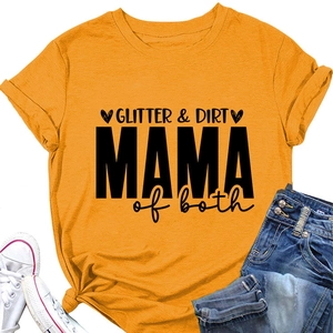 T-shirt jaune moutarde avec imprimé GLITTER & DIRT MAMA et jean en présentation plat