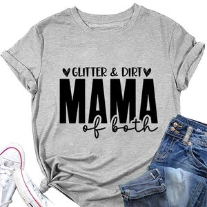 Détail des manches retroussées et imprimé graphique sur un t-shirt gris Mama of both