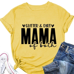 Détail du t-shirt jaune Glitter and Dirt Mama stylisé avec jean et baskets blanches