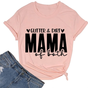 Détail du lettrage glitter and dirt mama of both sur un t-shirt en coton rose