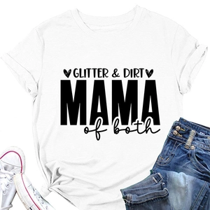 T-shirt blanc Mama of both avec un short en jean et des baskets blanches à plat