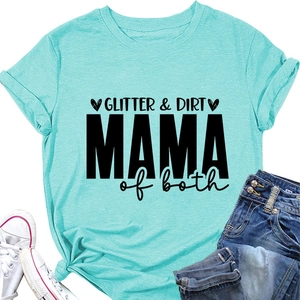 Détail du t-shirt bleu clair avec motif Glitter & Dirt Mama et un jean en denim