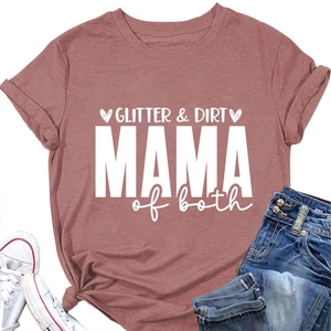 Détail de l'imprimé glitter dirt mama of both sur un t-shirt en coton vieux rose