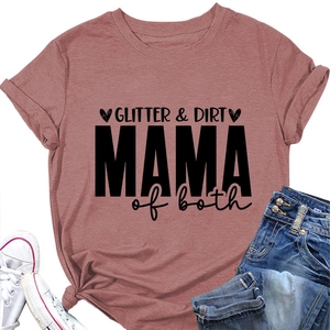 Mise à plat du t-shirt rose poudré Mama of Both avec jean décontracté et baskets