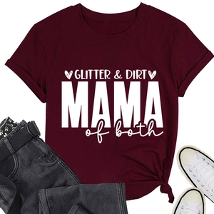 Détail d'un t-shirt bordeaux Mama Of Both avec imprimé cœur et nœud élégant sur le bas