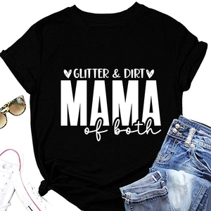 Détail de l'imprimé blanc Glitter Dirt Mama of Both sur un t-shirt en coton noir