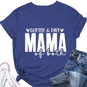 Mise à plat du t-shirt bleu Glitter and Dirt Mama of both avec un jean et des baskets