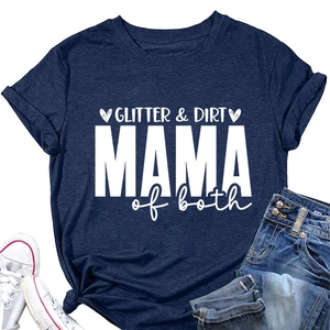 Vue à plat du t-shirt bleu marine Dirt Mama avec short en jean et baskets blanches