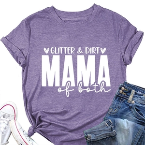 Mise à plat du t-shirt violet Glitter and Dirt Mama of Both avec accessoires