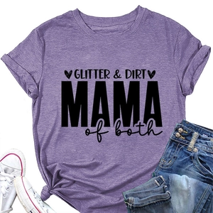 T-shirt violet Glitter & Dirt Mama à plat avec un jean bleu et des baskets blanches