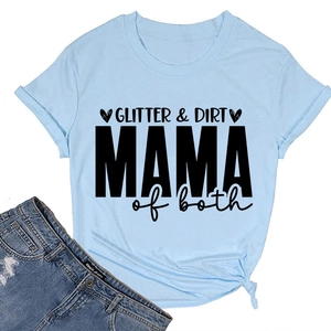Détail du t-shirt Mama of Both bleu clair avec slogan pailleté et ourlet noué stylé