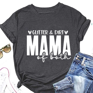 Mise à plat du t-shirt gris Glitter Dirt Mama avec lunettes, short en jean et baskets