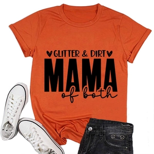 Mise à plat du t-shirt orange Mama of Both avec un short en jean et des baskets blanches
