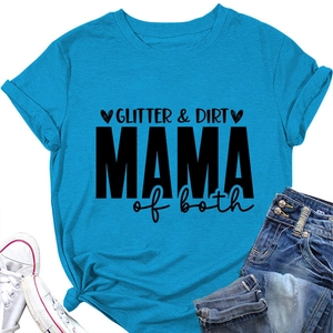 Mise à plat de t-shirt bleu vif Glitter & Dirt Mama of Both avec short en jean et baskets