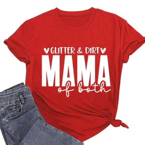 Détail du t-shirt rouge en coton avec imprimé blanc Glitter & Dirt Mama of both