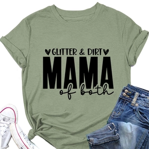Gros plan du t-shirt vert sauge Mama of Both avec le graphisme Glitter and Dirt