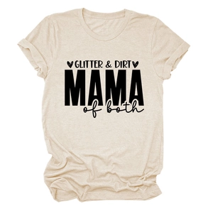 Détail de l'imprimé graphique glitter & dirt mama sur un t-shirt en coton beige