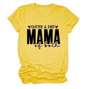 Détail de l'imprimé GLITTER & DIRT MAMA of both sur un t-shirt jaune chiné