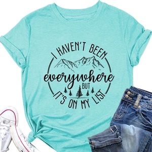 Nahaufnahme des mintgrünen T-Shirts mit Bergmotiv und inspirierendem Reisespruch