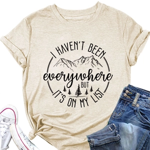 Detail eines beigen Baumwoll-T-Shirts mit Berg-Grafikdruck und Zitat-Design