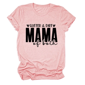 Détail d'un t-shirt rose en coton avec le motif imprimé Glitter & Dirt Mama of both