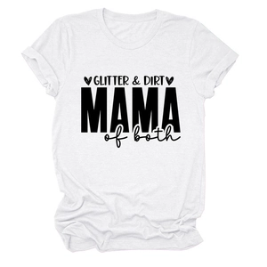 Gros plan sur l'imprimé GLITTER & DIRT MAMA of both sur un t-shirt en coton blanc