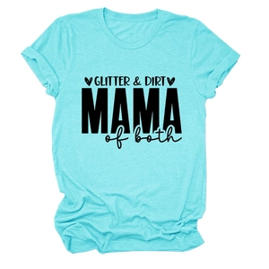 Détail du t-shirt bleu sarcelle avec slogan Mama of both et ourlet noué stylé